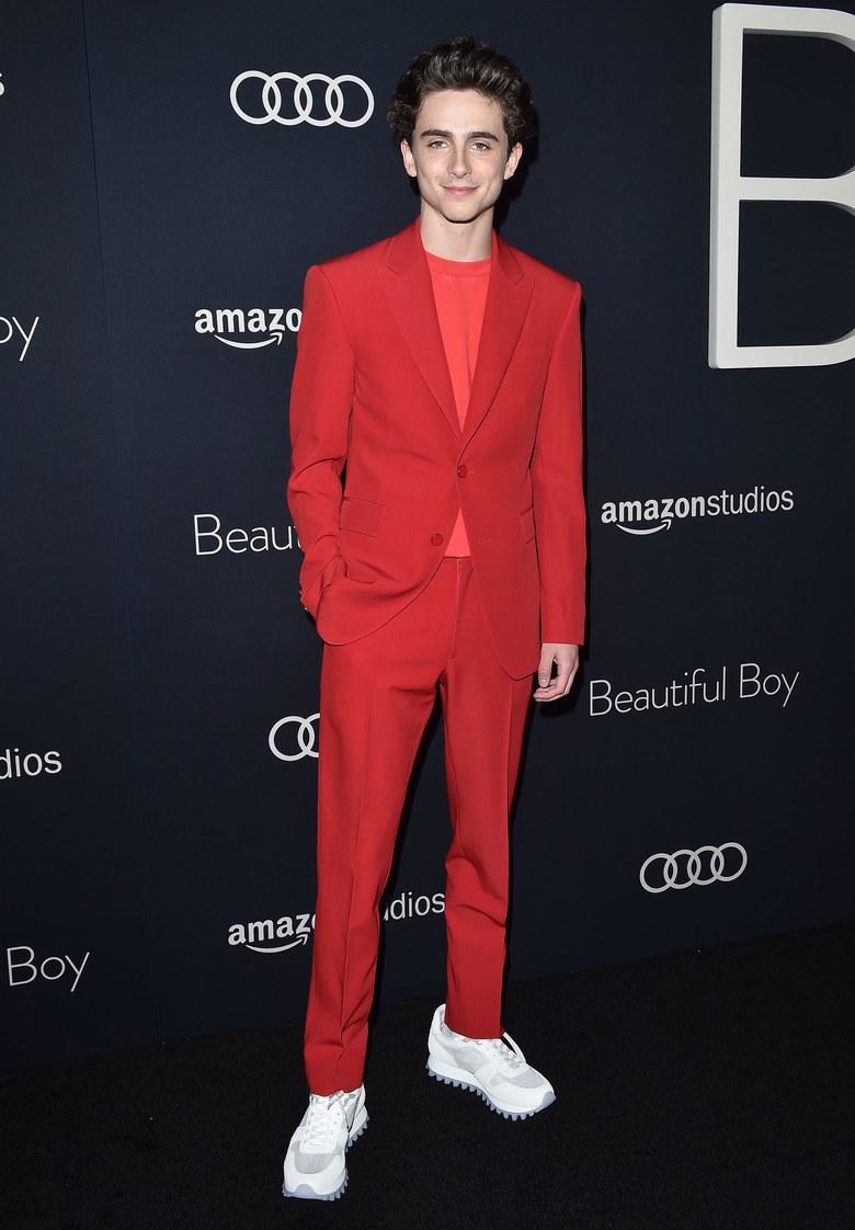 Bộ suit đỏ đi cùng áo phông cùng tông màu của Louis Vuitton tạo điểm nhấn đơn giản mà nổi bật. Ảnh: Vogue