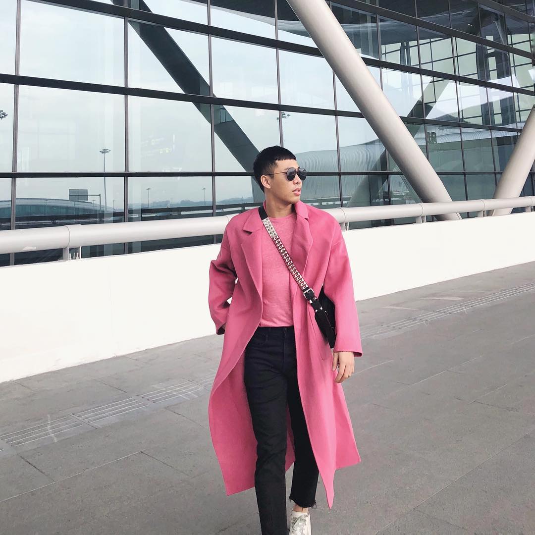 Hoàng Ku xuất hiện trong danh sách thời trang sao nam tuần 2 tháng 10 với out fit "black pink" nổi bật. Ảnh: Instagram @hoangku