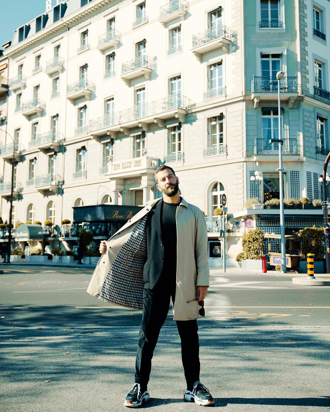 Chàng fashionisto Matthew Zorpas lần đầu xuất hiện trong danh sách thời trang sao nam ấn tượng với sự kết hợp độc đáo giữa trench coat và sneaker, giữa văn hóa đường phố và sự thanh lịch thời thượng. Ảnh: Instagram @matthewzorpas