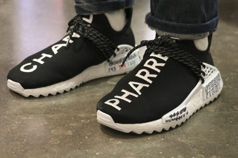Khi thời trang cao cấp làm giày thể thao: Sneakers đua nhau tăng giá