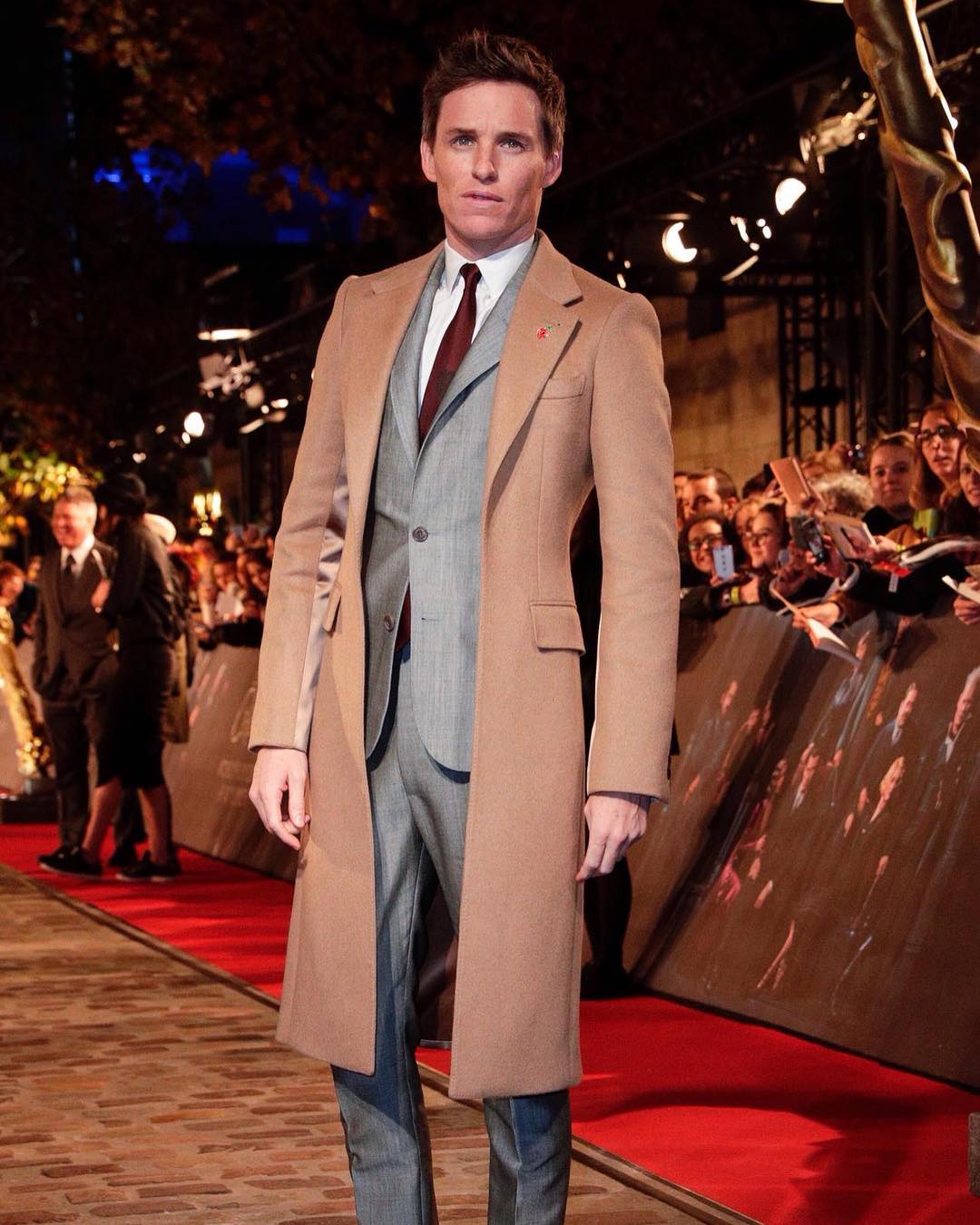 Eddie Redmayne xuất hiện trong top thời trang sao nam ấn tượng với phong cách cổ điển sang trọng. Ảnh: Instagram @alexandermcqueen