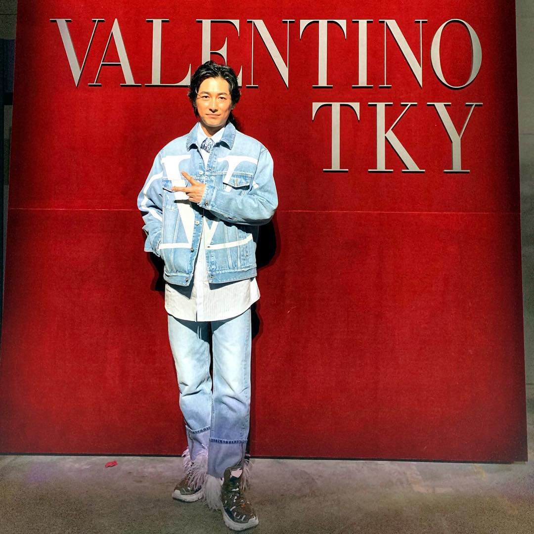 Diễn viên người Nhật Dean Fujioka với đôi sneaker lông thú ấn tượng. Ảnh: Instagram @tfjok