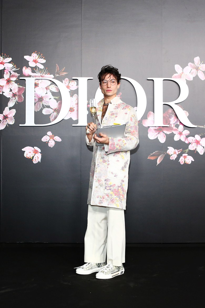 Ezra Miler xuất hiện trong top thời trang sao nam với phong cách thanh lịch pha lẫn chút phá cách. Ảnh: Dior