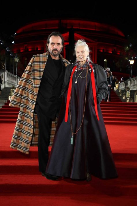 NTK Vivienne Westwood ( phải) nhận Giải thưởng Swarovski cho những thay đổi tích cực trong năm vừa qua. Ảnh: Vogue