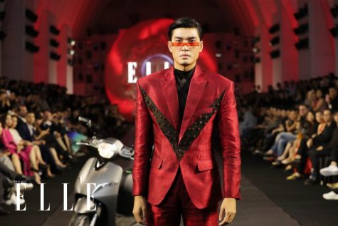 Người mẫu Quang Đại mở màn ELLE Fashion Juorney 2018 với trang phục mang đậm cảm hứng tương lai. Ảnh: Daingo Studio