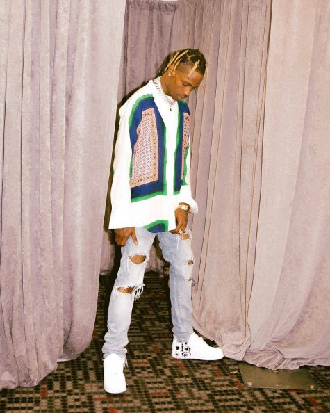 Vị trí thứ 17 thuộc về Travis Scott với bộ outfit kết hợp hài hòa giữa văn hóa hip hop với hơi thở phóng khoáng của bohemian. Áo sơ mi quá khổ với các họa tiết hình học đan xen trên nền lụa dệt thủ công được anh chàng kết hợp cùng quần jeans rách gối và đôi sneaker collab của Nike và Comme des Garcon. Ảnh: nstagram @travisscott