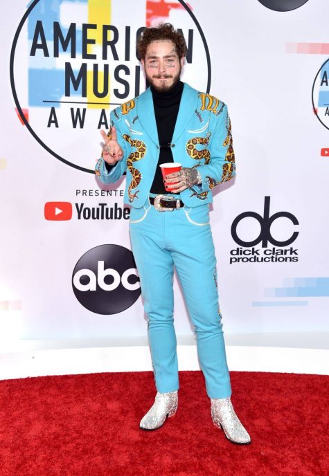 Bộ suit của rapper Post Malone mang hơi hướng hoài cổ lấy cảm hứng từ thập niên 70s với gam màu thiên thanh chủ đạo cùng họa tiết hình rắn vốn được Alessandro Michele lăng xê khá nhiều trong hai năm gần đây. Điểm nhấn đặc biệt nhất chính là đôi boots màu bạc lấp lánh khiến nhiều người liên tưởng đến sự hình ảnh lộng lẫy của trong những đêm nhạc Disco. Ảnh: Vogue