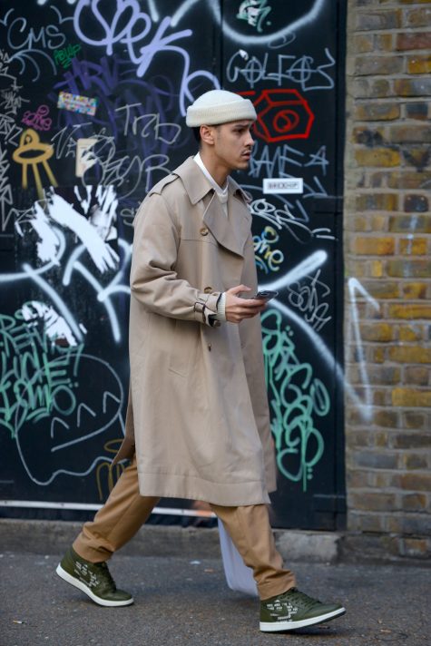 Sneaker và mũ len tạo nên bản phối ngẫu hứng với trench coat màu camel. Ảnh: Vogue