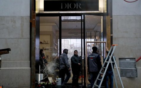 Cửa hàng Dior bị ảnh hưởng nặng nề. Ảnh: Le Parisien