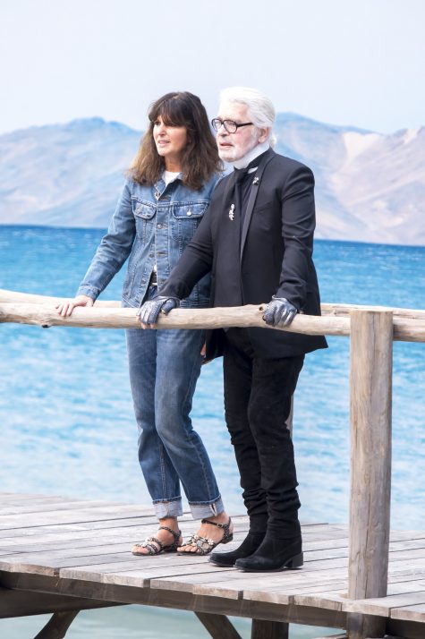 Giám đốc sáng tạo Karl Lagerfeld (phải) là người có công gầy dựng và nhân rộng tinh thần "Chanel" đến đông đảo giới mộ điệu. Ảnh: Vogue