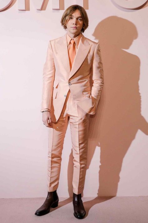 Charlie Plummer gây ấn tượng với bộ suit màu cam pastel thanh lịch và trẻ trung của Tom Ford. Ảnh: GQ