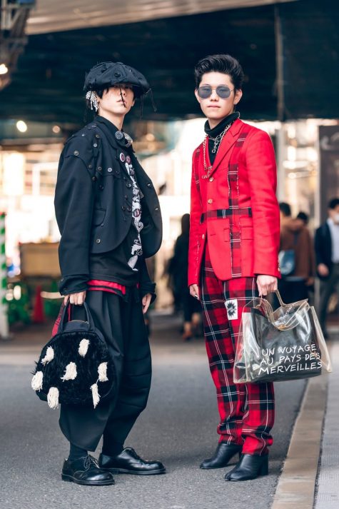 Áo khoác đỏ cùng quần kẻ sọc và túi nhựa trong thời thượng tại Tuần lễ thời trang Tokyo. Ảnh: Vogue