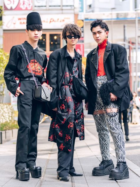 Giày đế cao xuất hiện cùng túi xách, thắt lưng, mắt kính lạ mắt, Tuần lễ thời trang Tokyo đúng nghĩa là một bữa dạ tiệc của thời trang và nâng tầm nghệ thuật phối đồ. Ảnh: Vogue