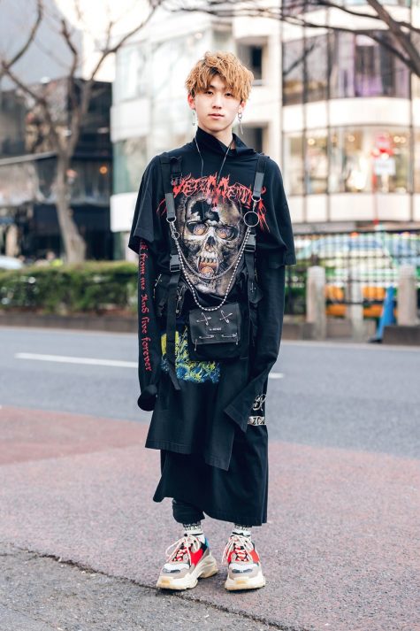Tuần lễ thời trang Nhật Bản nổi tiếng với những kiểu mix&match quái dị. Ảnh: Vogue