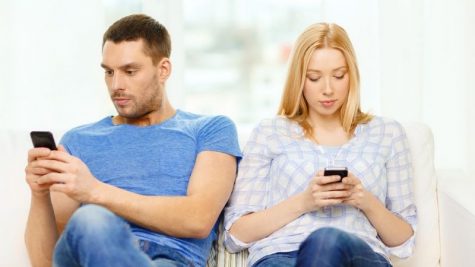 Cách cứu vãn mối quan hệ khỏi cơn ám ảnh mang tên 'mạng xã hội'