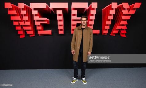 Jon Kortajarena với outfit nam tính và gây chú ý bằng điểm nhấn sneaker. Ảnh: Getty Images