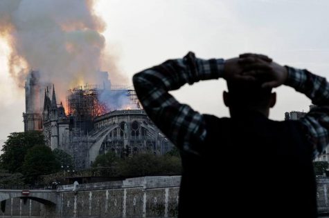 Nỗi đau của người dân Paris khi Nhà thờ Đức Bà Paris chìm trong biển lửa