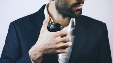Cách xịt nước hoa đúng cách vào buổi sáng