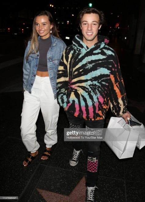 Outfit kết hợp áo hoodie tie-dye cùng quần jeans phá cách của Cameron Dallas. Ảnh: Getty Images