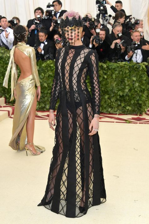 Cara Delevingne trong trang phục của Dior tại Met Gala 2018. Ảnh: Vouge Úc