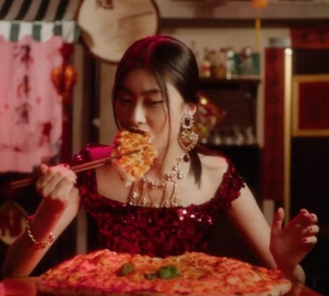Cô gái ăn pizza bằng đũa