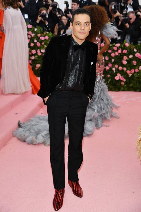 Rami Milek trong trnag phục của Saint Laurent tại Met Gala 2019. Ảnh: Vogue