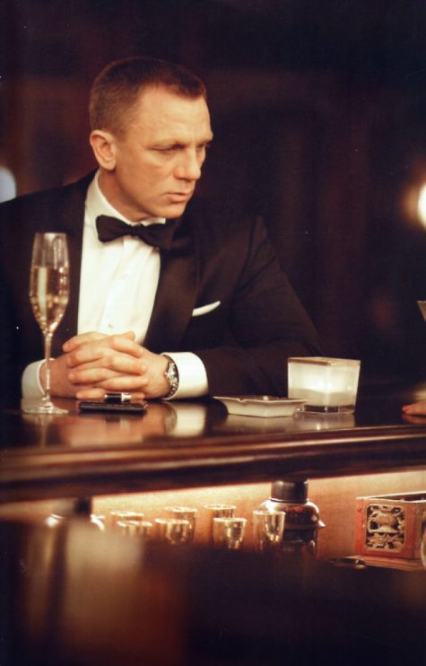 Daniel Craig tại quán bar chọn rượu vang trắng