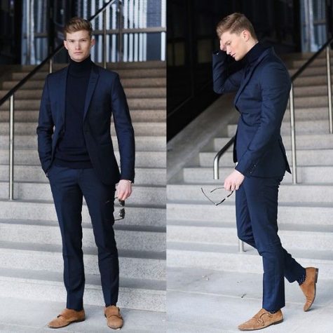 quý ông mặc suit xanh navy đến buổi triễn lãm