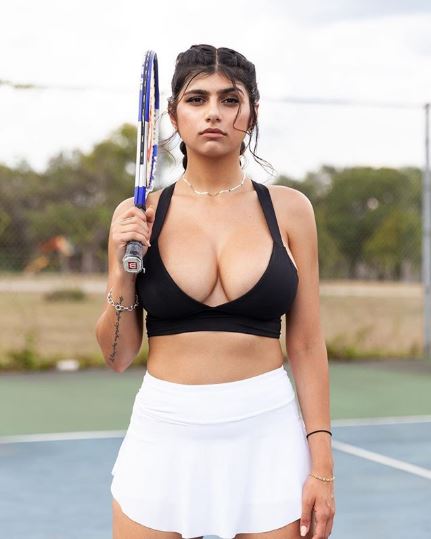 Nữ phóng viên thể thao Mia Khalifa chơi tennis