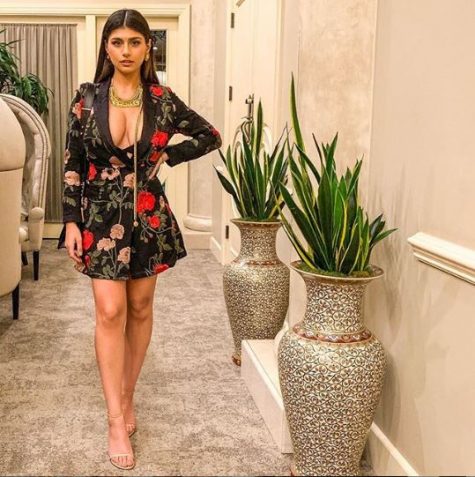 Nữ phóng viên thể thao Mia Khalifa mặc váy