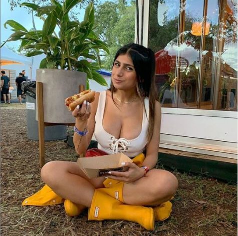 Nữ phóng viên thể thao Mia Khalifa ngồi ăn