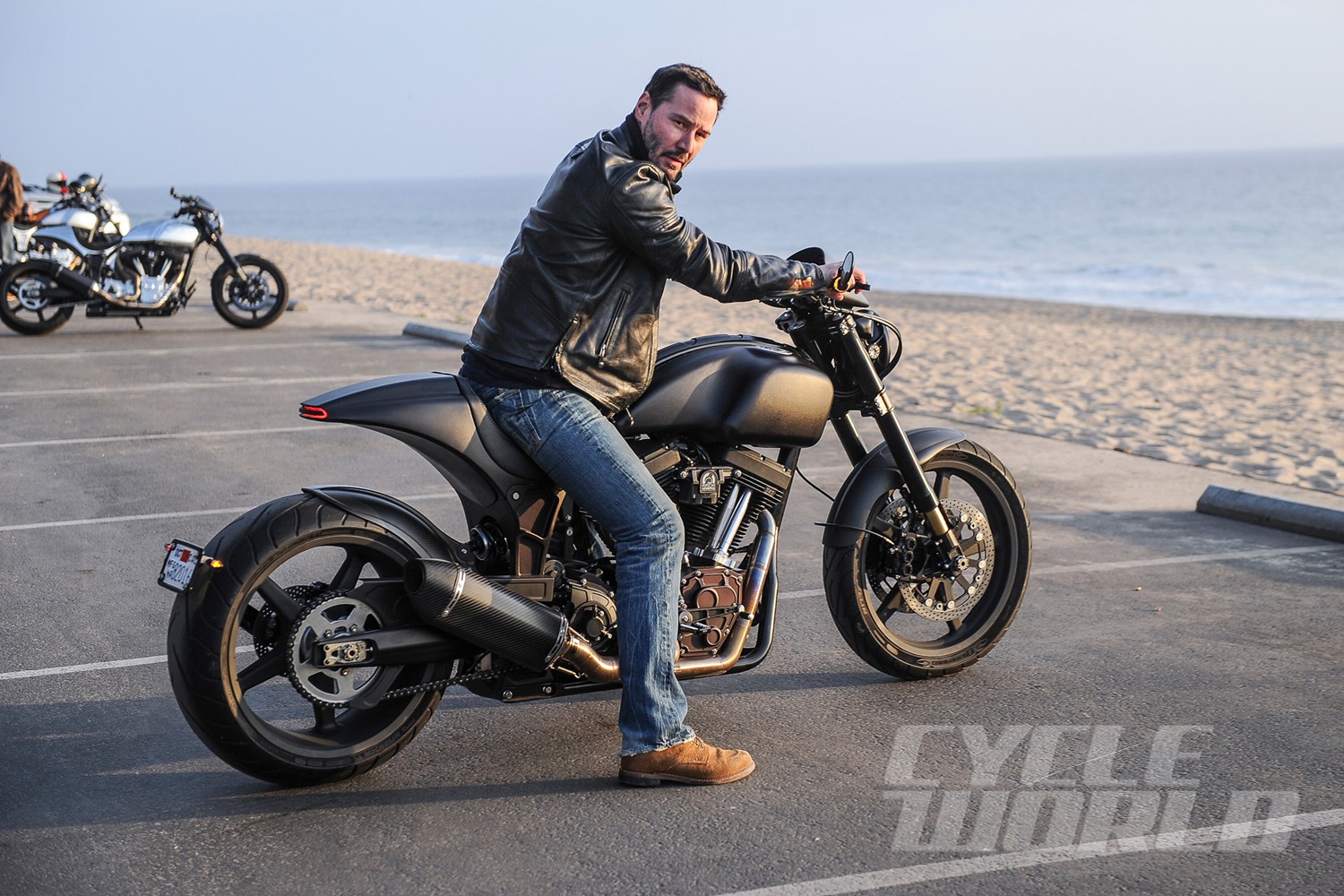 diễn viên keanu reeves - sở hữu công ty sản xuất mô tô riêng