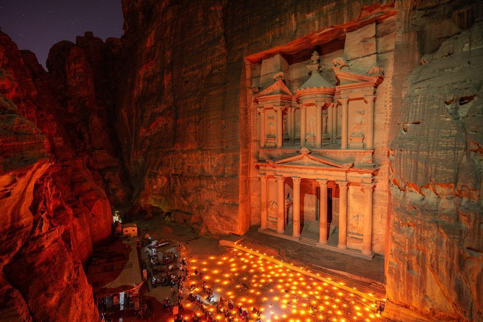 bức ảnh đẹp về đền thờ dưới ánh nến