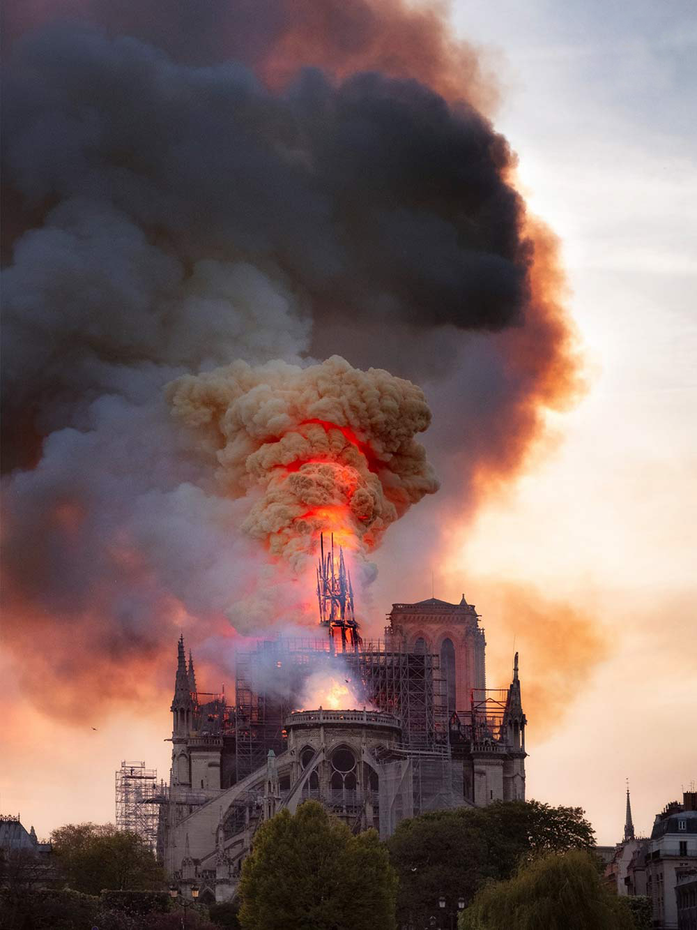 Bức ảnh đẹp về nhà thờ Đức bà Paris bị cháy