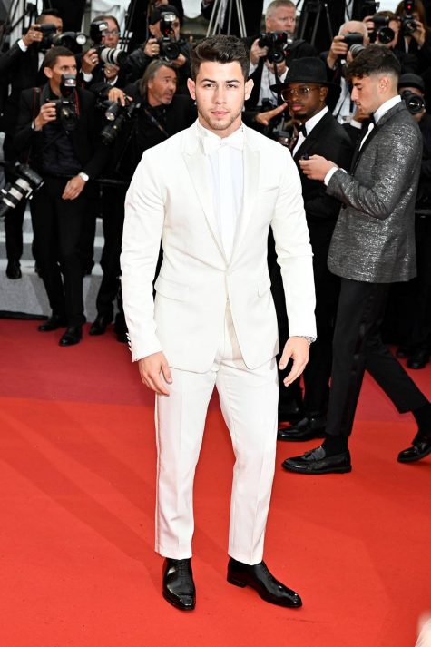 thời trang thảm đỏ - nick jonas ặc suit berluti đến cannes 2019