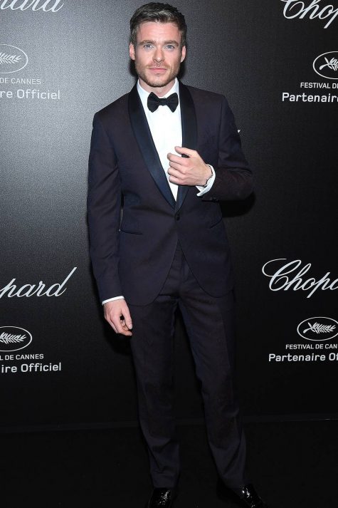 thời trang thảm đỏ - richard madden mặc suit etro đến cannes 2019