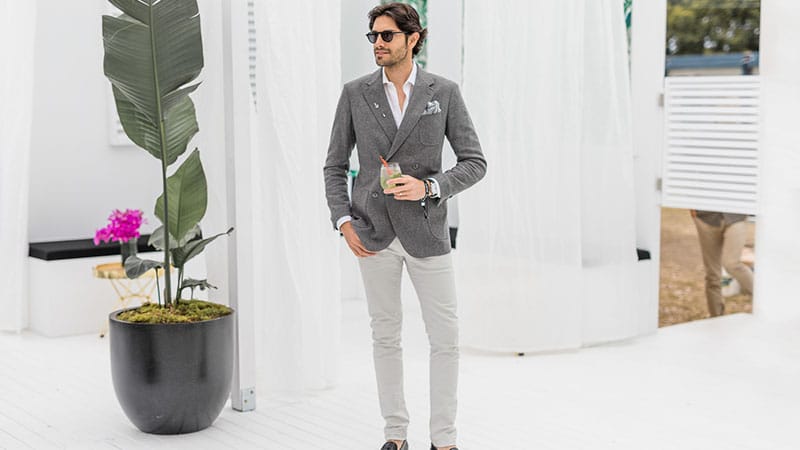 áo blazer nam-quý ông mặc áo blazer xám và quần chinos