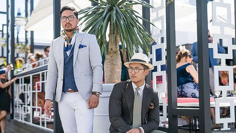 áo blazer nam-quý ông mặc áo blazer xám và quần trắng