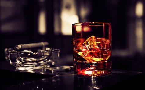 cách uống rượu Whisky ngon hơn cùng ly rượu và điếu xì gà