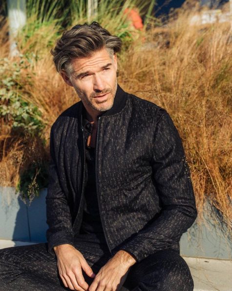 diễn viên eric rutherford mặc áo bomber jacket