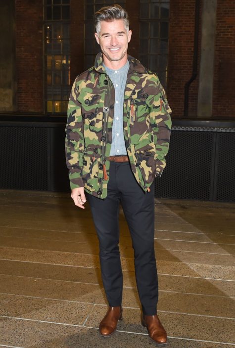 diễn viên eric rutherford mặc áo camo jacket