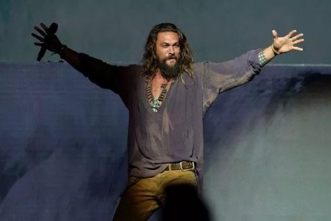 diễn viên jason momoa-jason momoa tạo dáng dang hai tay