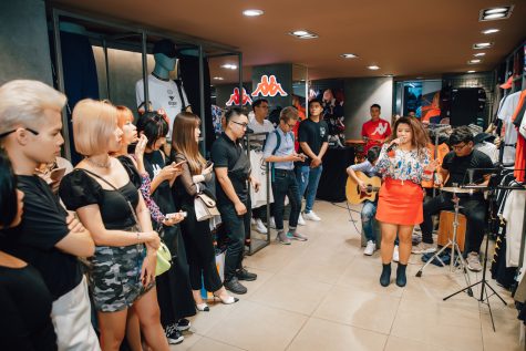 nhóm ca sĩ khuấy động tại event của thương hiệu KAPPA