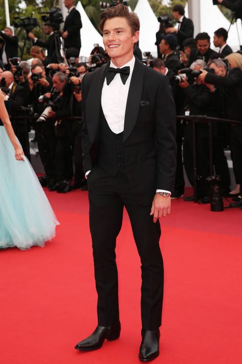 thời trang thảm đỏ - oliver cheshire siện suit đen đến cannes 2019