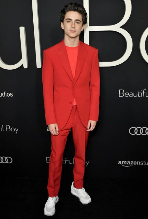 diễn viên Timothée Chalamet mặc suit đỏ