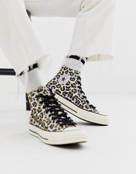 giày converse mang hoạ tiết da báo 