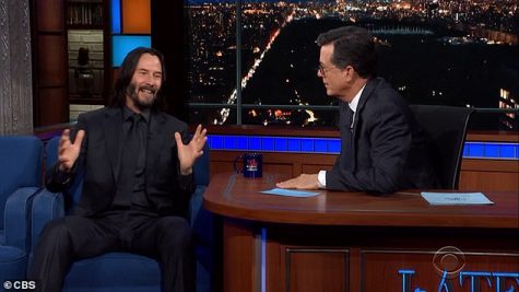 diễn viên Keanu Reeves và MC Stephen Colbert The Late Show