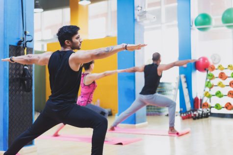 động lực tập gym-đàn ông đang tập yoga