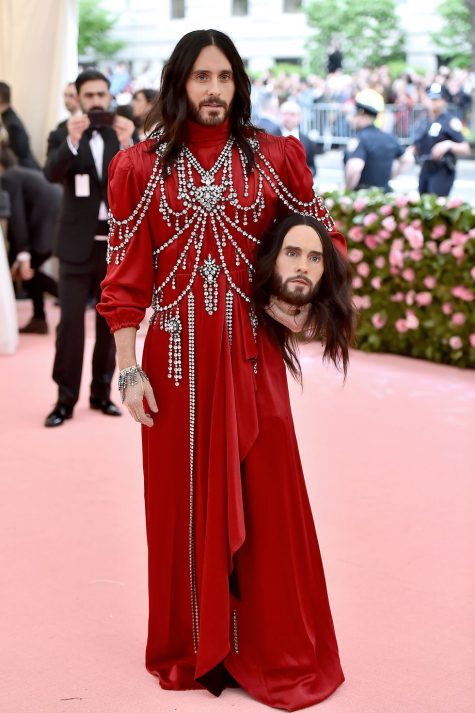 Jared Leto với phụ kiện ấn tượng trên tay cùng trang phục hoài cổ của Gucci. Ảnh: Getty Images