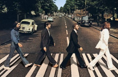 john lennon đeo giày sneaker trắng trên bìa album abbey road